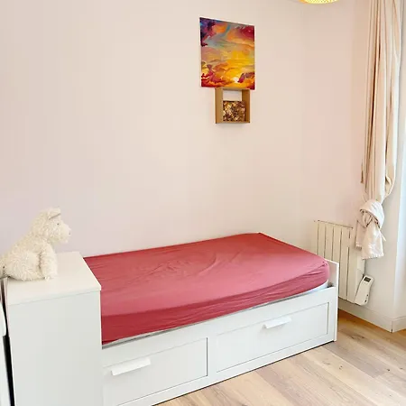 Exquisite Near Jean Moulin Museum Couche
